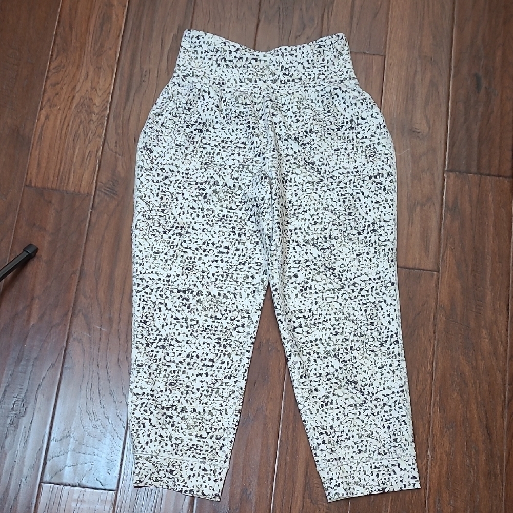 Old Navy Active Black & Cream Abstract Patterned Cropped Leggings size Medium